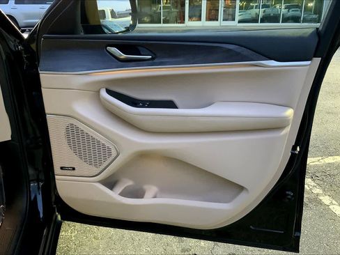 Used 2022 Jeep Grand Cherokee L Limited image 22