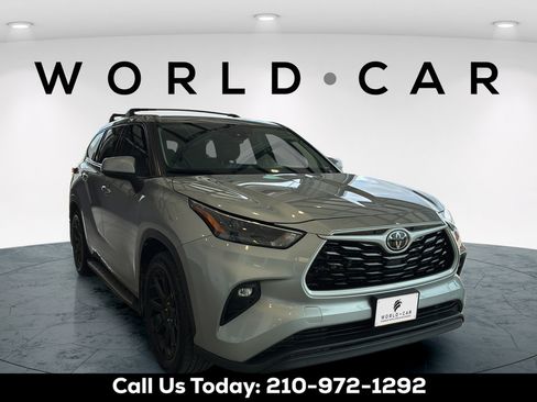 Used 2022 Toyota Highlander LE FWD image 17