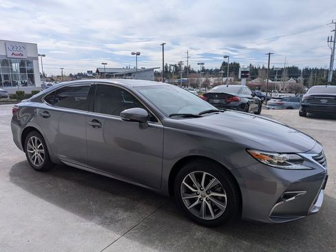 Used 2016 Lexus ES 300h w/ Luxury Package w/Wood Trim image 7