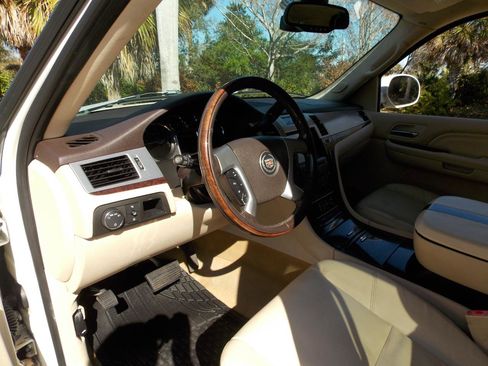 Used 2007 Cadillac Escalade 2WD w/ Information Package image 17