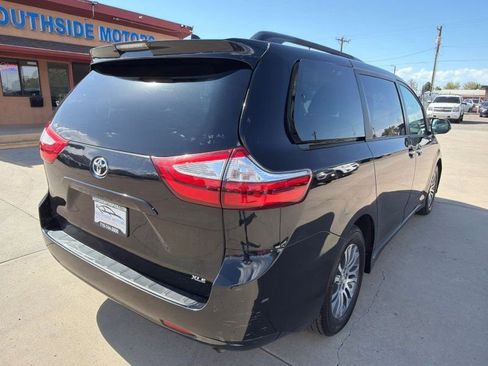 Used 2018 Toyota Sienna XLE FWD image 3
