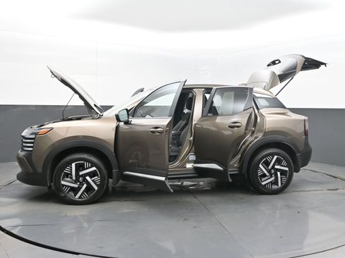 Certified 2025 Nissan Kicks SV image 37