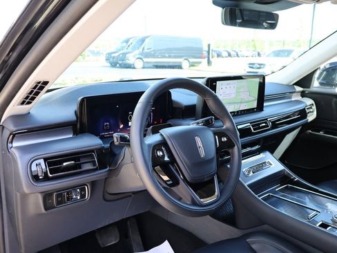 Used 2025 Lincoln Aviator AWD image 19