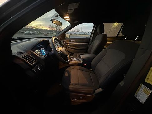 Used 2018 Ford Explorer XLT FWD image 10