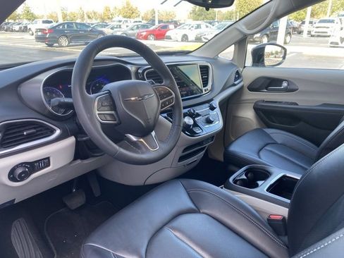 Used 2024 Chrysler Pacifica Touring-L image 12