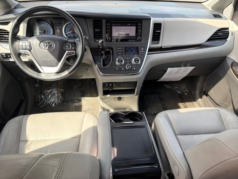 Used 2018 Toyota Sienna XLE FWD image 19
