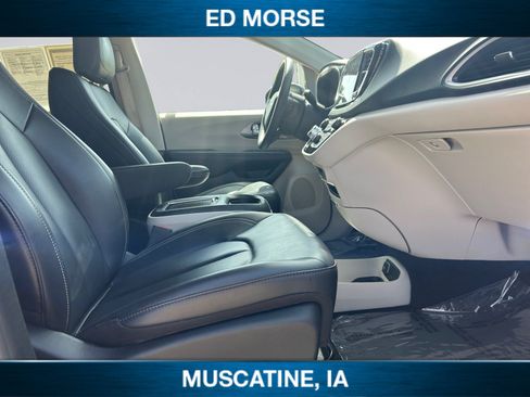 Used 2023 Chrysler Pacifica Touring-L FWD image 15