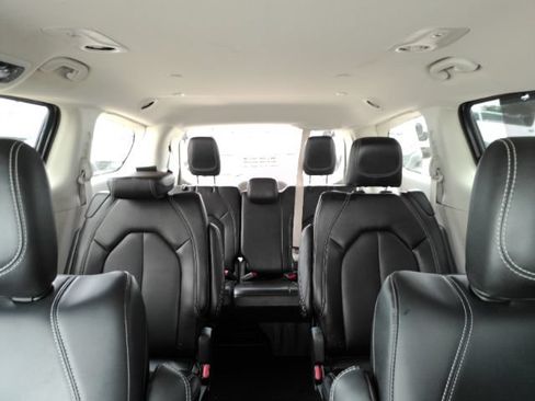 Used 2023 Chrysler Pacifica Touring-L FWD image 40
