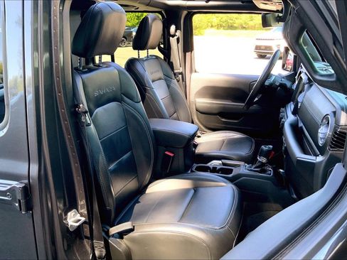 Used 2022 Jeep Wrangler Unlimited Sahara w/ Cold Weather Group AWD/4WD image 6