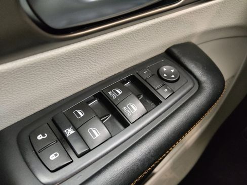 Used 2017 Chrysler Pacifica Touring image 27