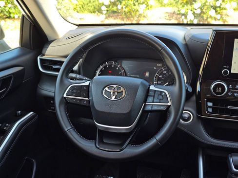 Used 2025 Toyota Highlander LE image 23