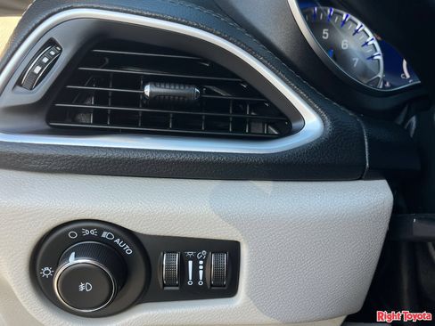 Used 2020 Chrysler Pacifica Limited FWD image 32