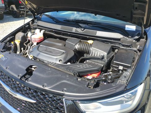 Used 2023 Chrysler Pacifica Touring-L FWD image 32