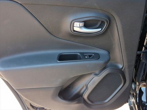 Certified 2023 Jeep Renegade Latitude AWD/4WD image 19