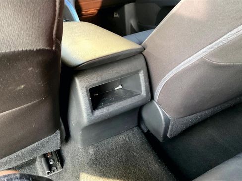 Used 2018 Toyota Camry LE image 32