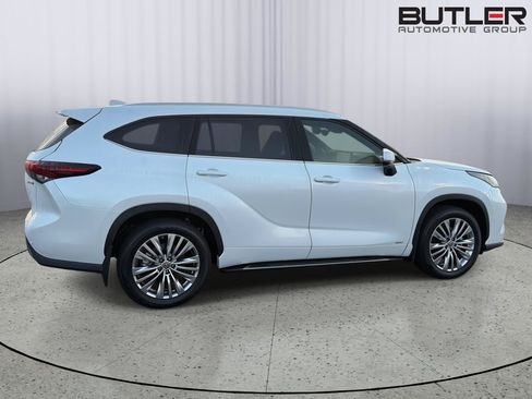 Certified 2024 Toyota Highlander Platinum AWD/4WD image 7