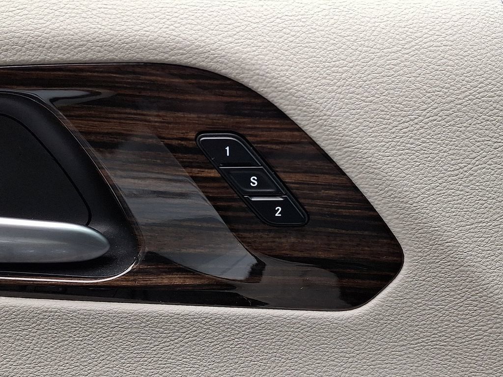 Used 2024 Chrysler Pacifica Limited FWD image 28