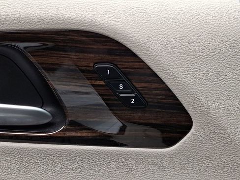 Used 2024 Chrysler Pacifica Limited FWD image 28
