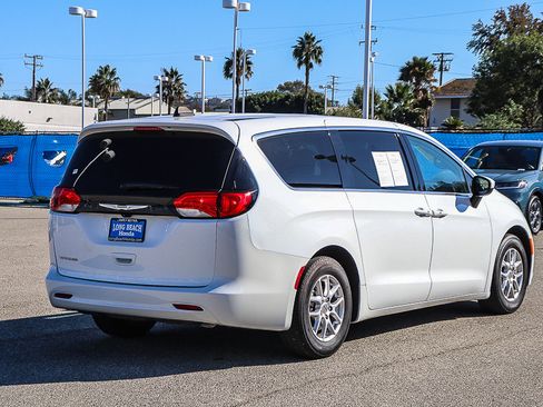 Used 2022 Chrysler Voyager LX image 9