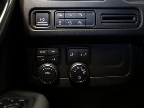 Used 2024 Chevrolet Suburban Z71 w/ Luxury Package image 34