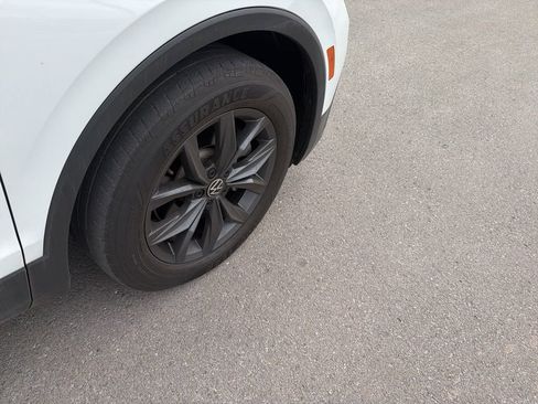 Used 2022 Volkswagen Tiguan SE w/ Panoramic Sunroof Package image 23