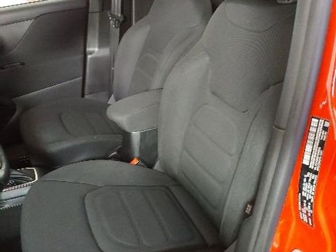 Used 2019 Jeep Renegade Latitude w/ Cold Weather Group AWD/4WD image 13