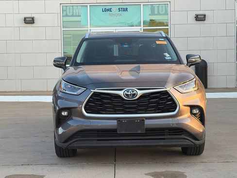 Used 2021 Toyota Highlander XLE FWD image 3