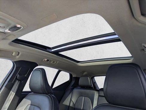 Used 2019 Volvo XC40 T4 Inscription image 17