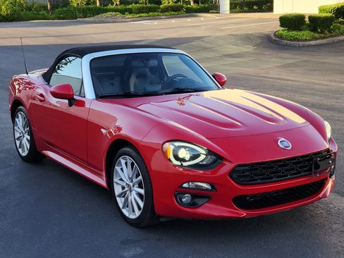 Used 2017 FIAT 124 Spider Lusso RWD image 5