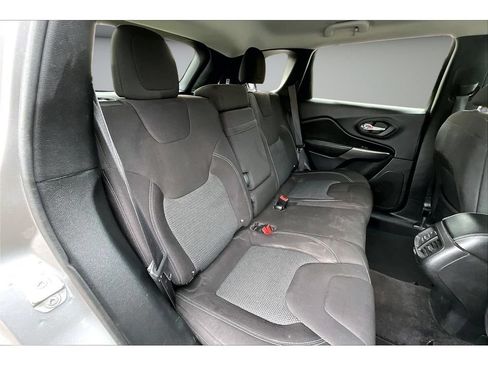 Used 2019 Jeep Cherokee Latitude w/ Popular Appearance Group AWD/4WD image 41