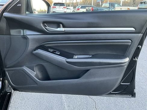 Used 2022 Nissan Altima 2.5 SV w/ SV Premium Package image 9