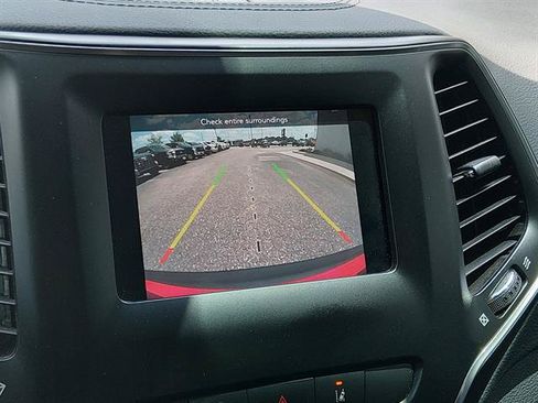 Used 2021 Jeep Cherokee Latitude Plus FWD image 16