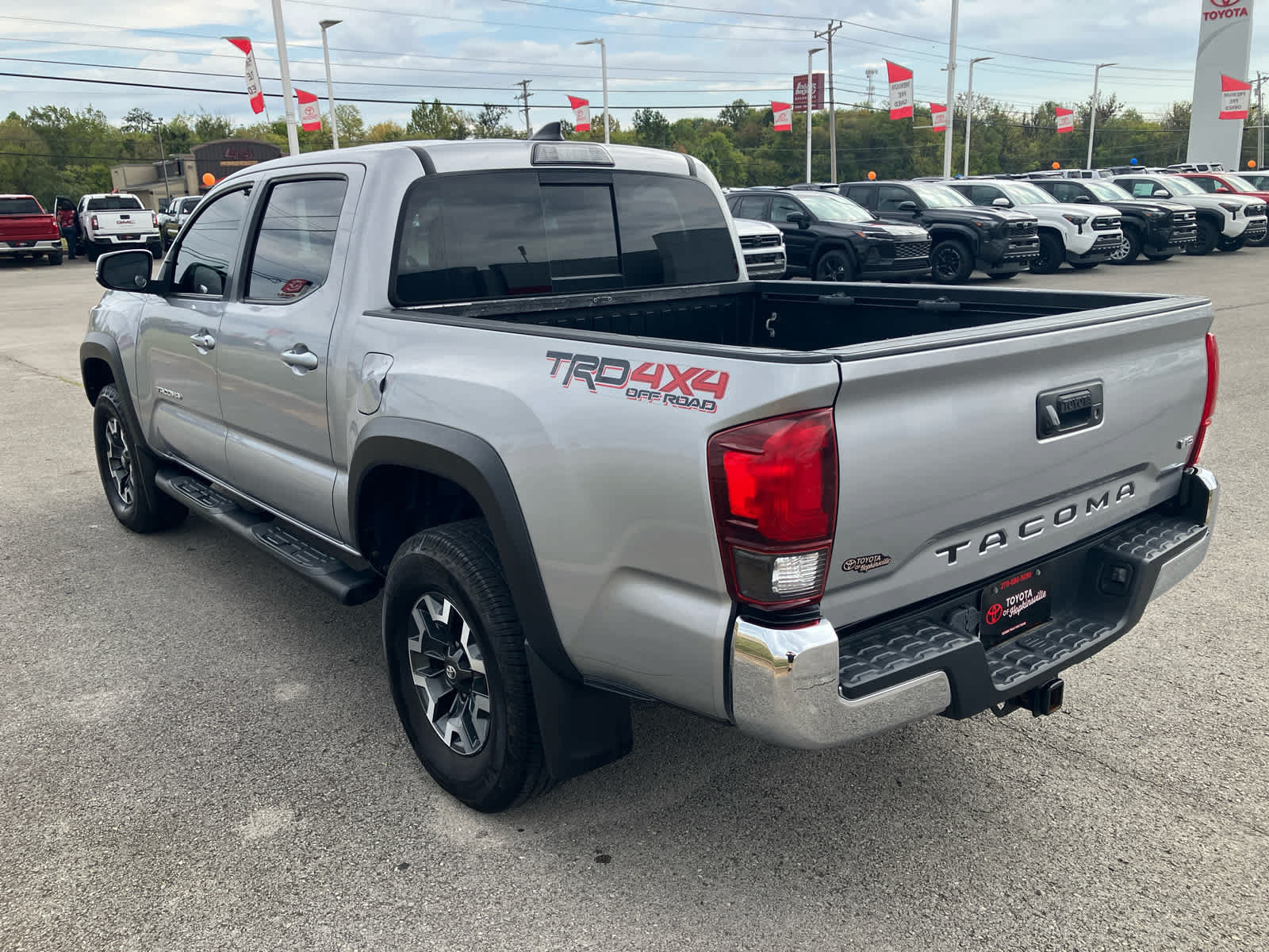 Used 2018 Toyota Tacoma TRD Off-Road AWD/4WD image 5