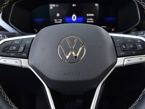 Used 2023 Volkswagen Taos SE w/ Panoramic Sunroof Package image 19