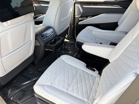 Certified 2025 Cadillac Escalade Sport Platinum w/ LPO, ONYX Package AWD/4WD image 17