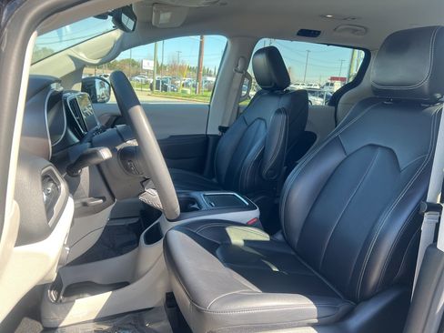 Used 2024 Chrysler Pacifica Touring-L FWD image 16