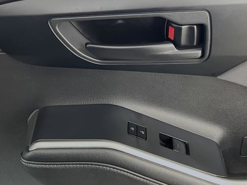 Used 2024 Toyota Highlander LE image 32