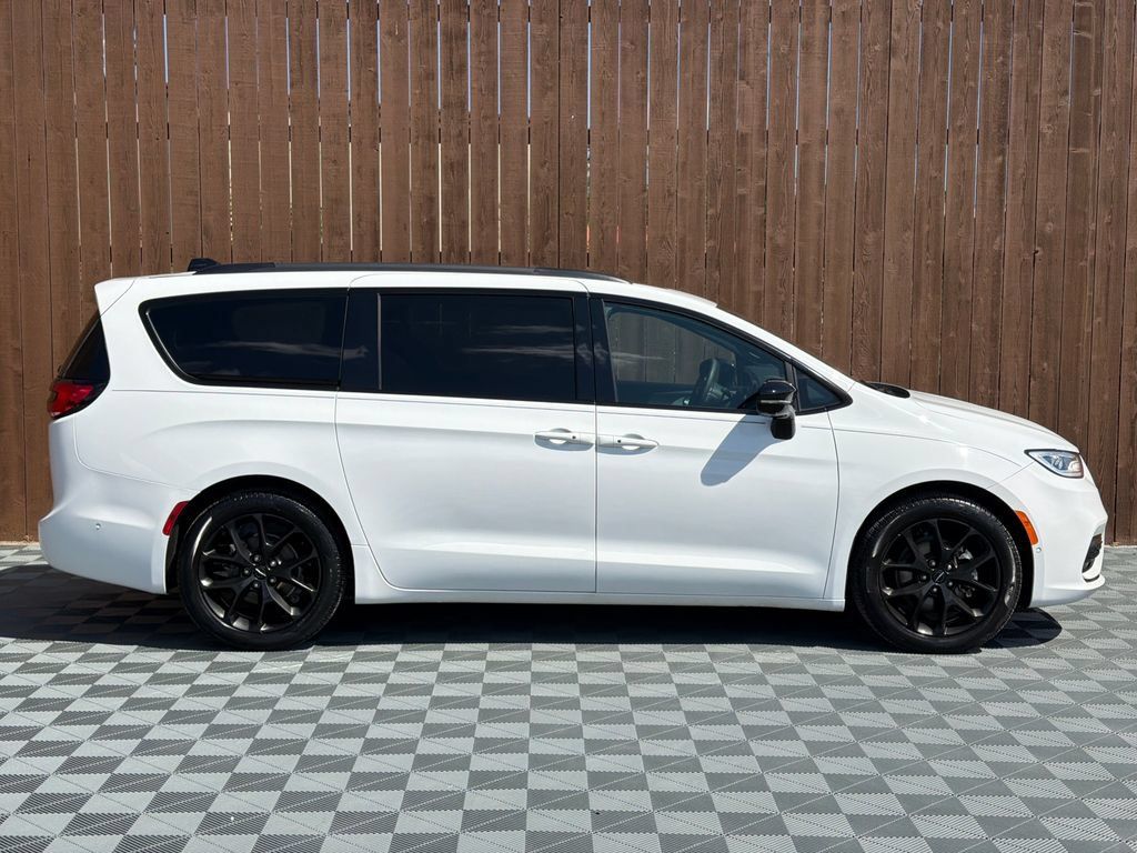 Used 2024 Chrysler Pacifica Touring-L w/ S Appearance Package FWD image 13