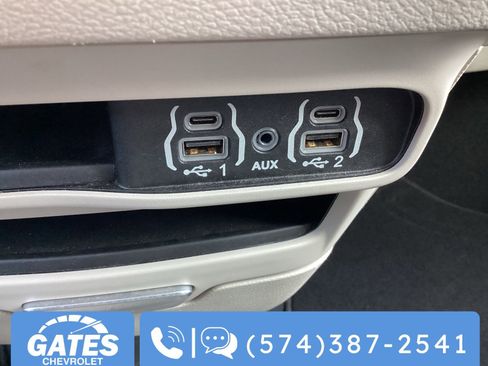 Used 2024 Chrysler Pacifica Touring-L image 28