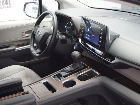 Used 2022 Toyota Sienna LE image 18