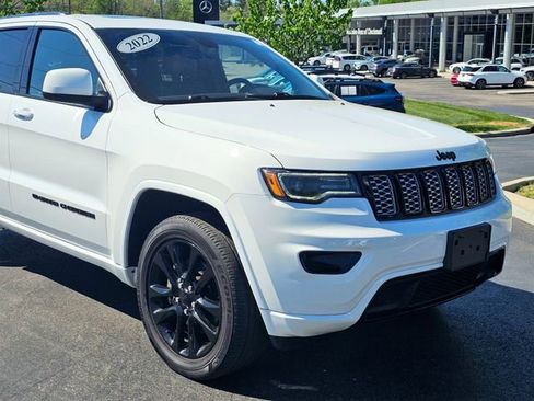 Used 2022 Jeep Grand Cherokee Laredo X AWD/4WD image 2