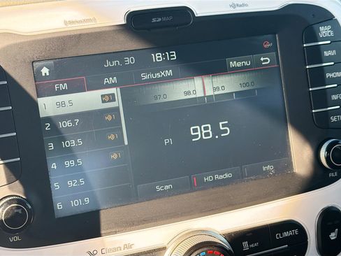Used 2016 Kia Soul EV FWD image 19