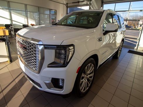 Used 2023 GMC Yukon Denali w/ Denali Reserve Package image 2