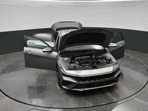 Used 2025 Hyundai Elantra SEL image 39