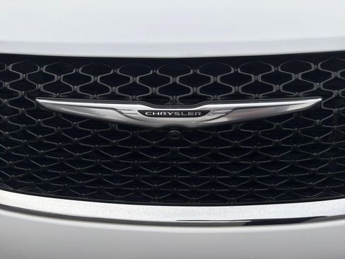 Used 2022 Chrysler Pacifica Touring-L FWD image 23