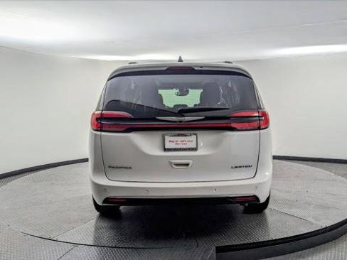 Used 2023 Chrysler Pacifica Limited image 7