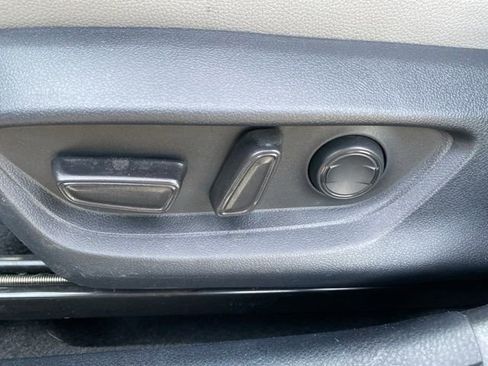 Used 2025 Toyota Camry SE w/ Convenience Package image 27