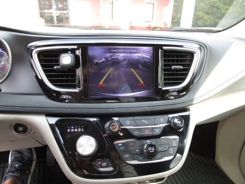 Used 2020 Chrysler Pacifica Limited image 15