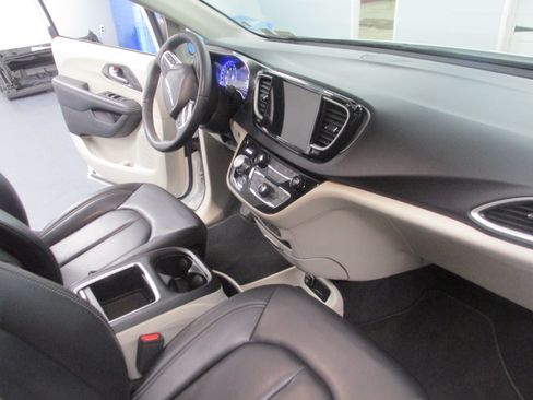 Used 2023 Chrysler Pacifica Touring-L FWD image 24