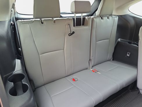 Used 2023 Toyota Highlander XLE FWD image 12